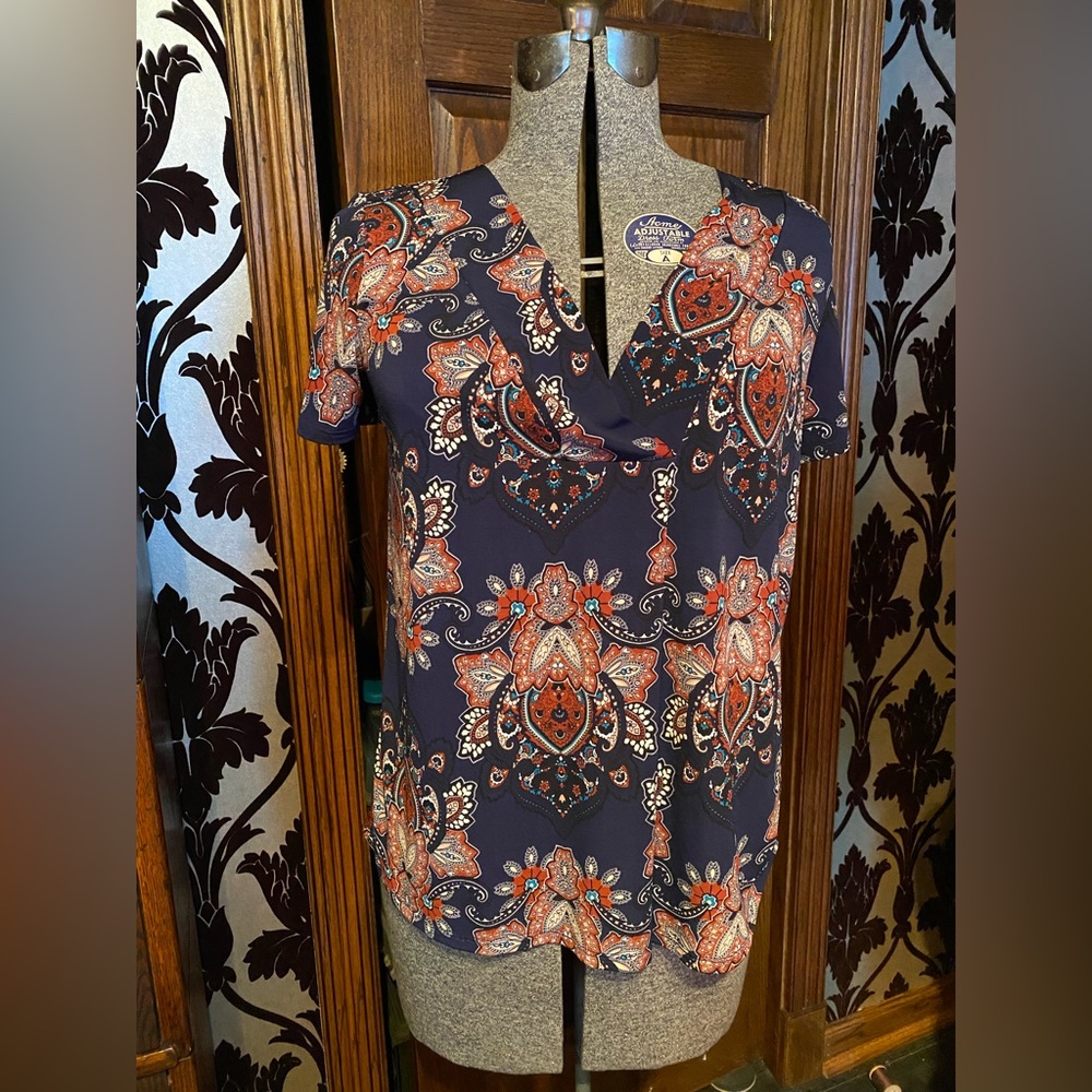 Dana Buchman Navy Paisley Ladies Small Short Sleeve Vee Neck Shirt Blouse Top